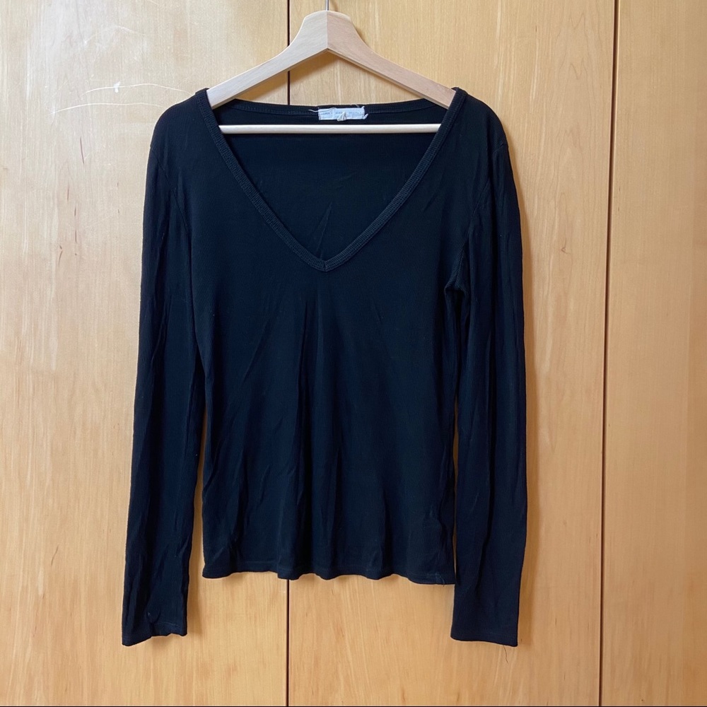 ❌SOLD❌Urban outfitters ribbed black v-neck sleeve